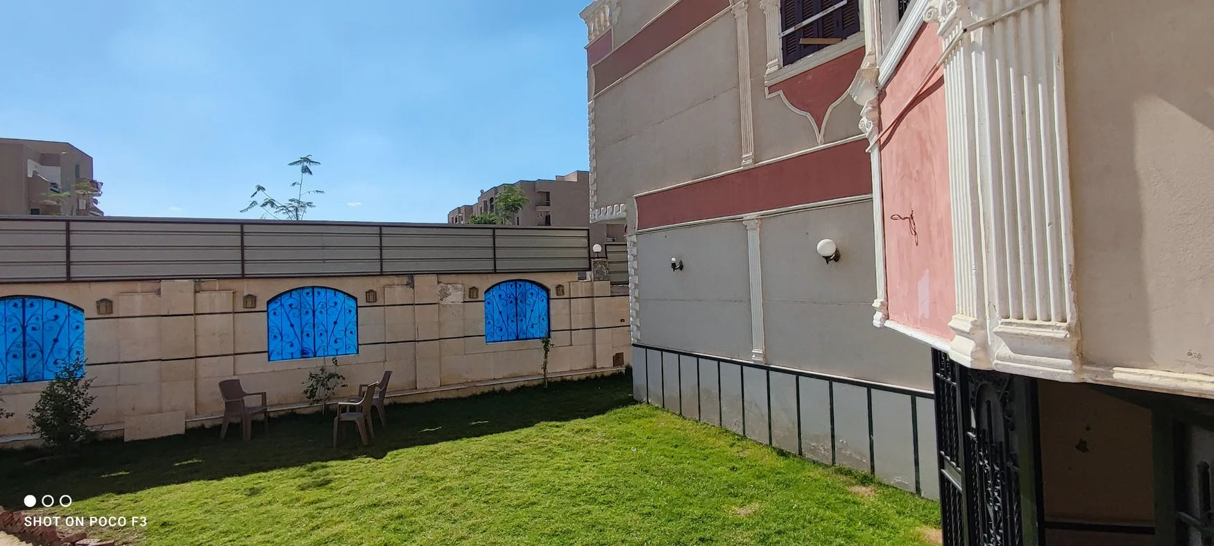 الحديقة والمساحات الخارجية بمركز الحياة بالمنيا